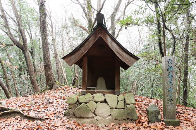 「六親眷属幽魂塔」が祀られた祠