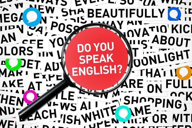 大量の英単語カードと、「DO YOU SPEAK ENGLISH」の文字が拡大鏡でフィーチャーされている