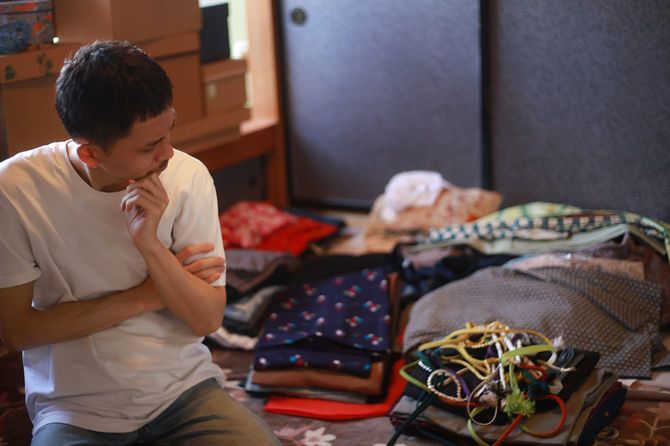 着物の処分を心配する男性