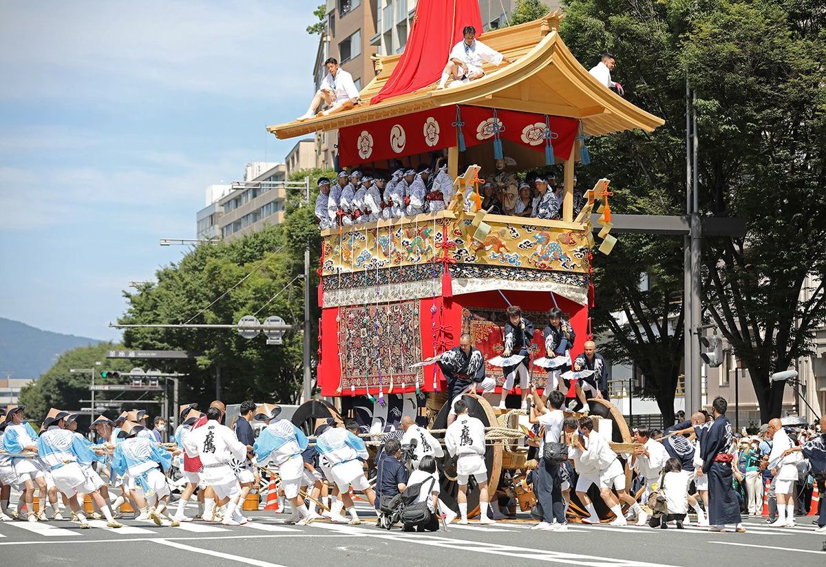 祇園祭・後祭（あとまつり）の山鉾（やまほこ）巡行で、196年ぶりに復帰した「鷹山」＝2022年7月24日、京都市内