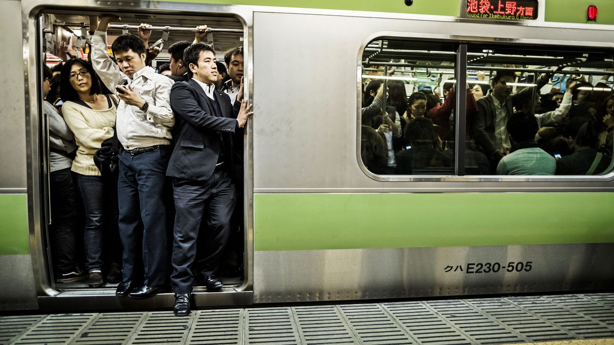 満員電車は仕方ない と受け容れる人の異常さ 現状の肯定は 思考停止 にすぎない President Online プレジデントオンライン