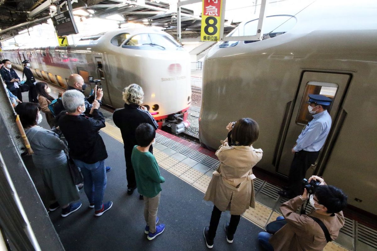 岡山駅で出雲行と高松行に切り離されるサンライズ