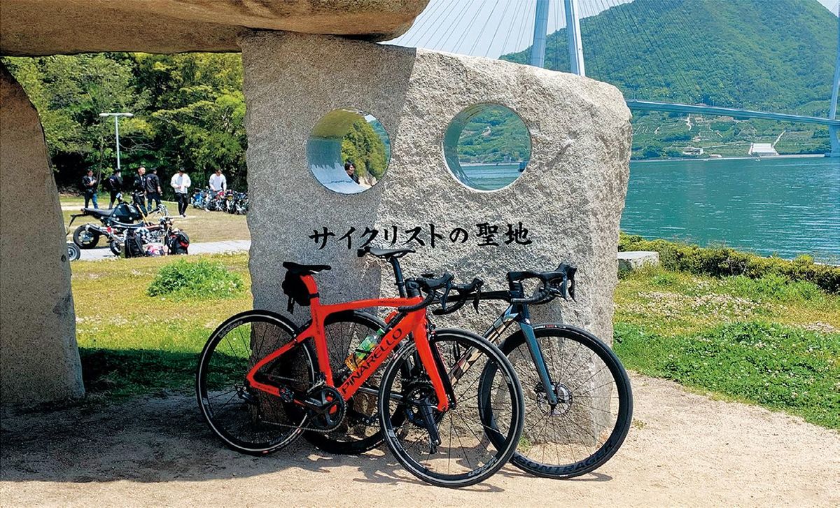 長男と私の自転車。黒のトレックは3代目、息子に最初に買った自転車はキャノンデールの白でした。