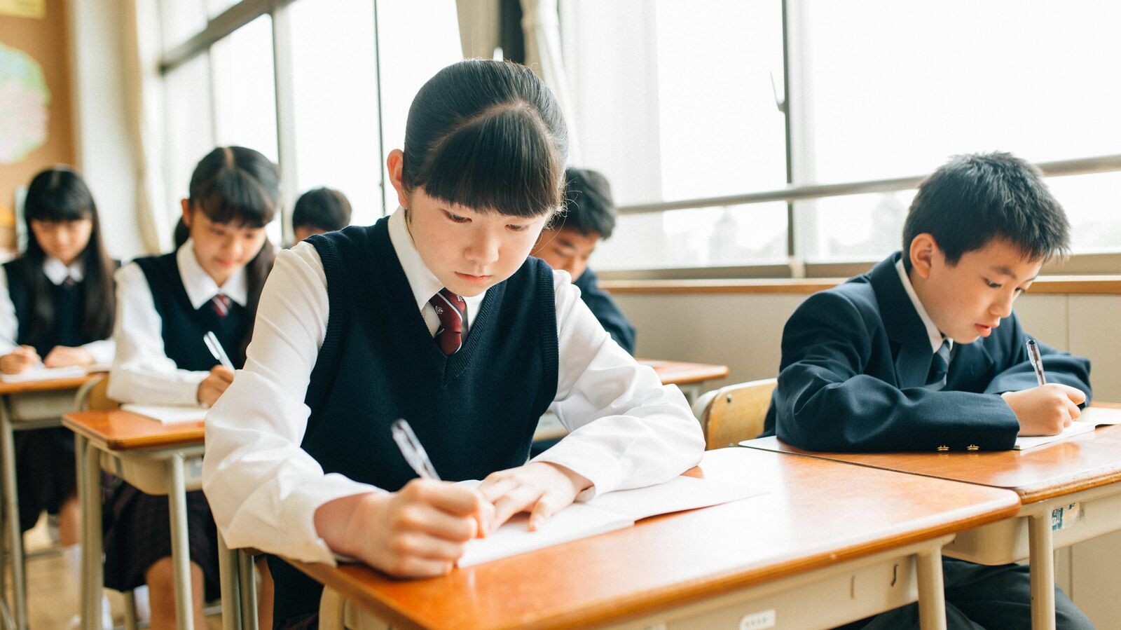 ｢学校の金融教育だけでは危ない｣18歳になるまでに親が子に授けられる"本当に役立つお金教育" 金融知識より自ら稼ぐ経験が必要