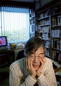 <strong>高橋源一郎</strong>●作家。明治学院大学教授。1951年、広島県生まれ。81年、『さようなら、ギャングたち』でデビューする。『官能小説家』『君が代は千代に八千代に』などの小説のほか、エッセイや評論、翻訳などで幅広く活躍する。近著に『大人にはわからない日本文学史』『柴田さんと高橋さんの小説の読み方、書き方、訳し方』がある。