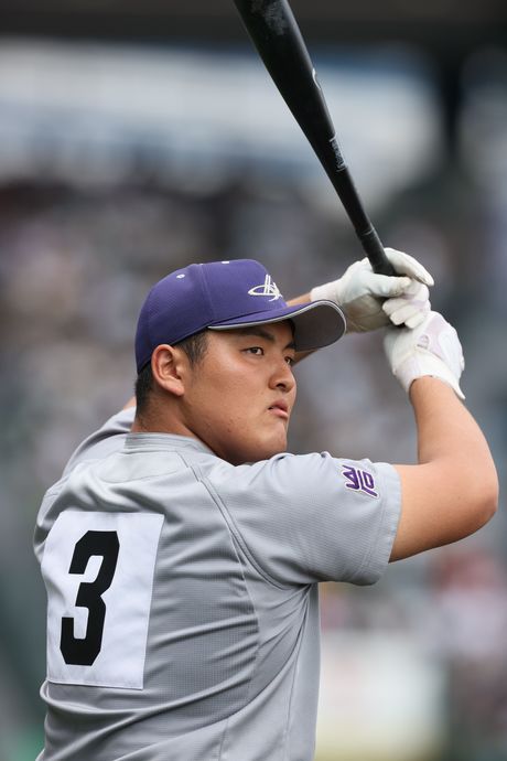 試合開始前、バットを構える花巻東の佐々木麟太郎