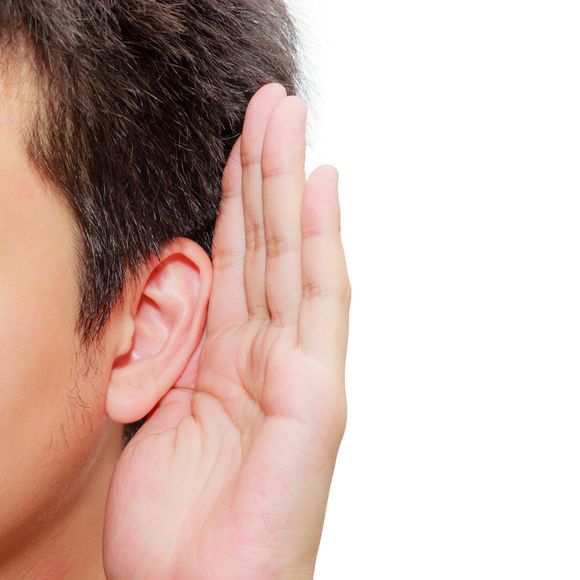 耳に手を添えて聞く人