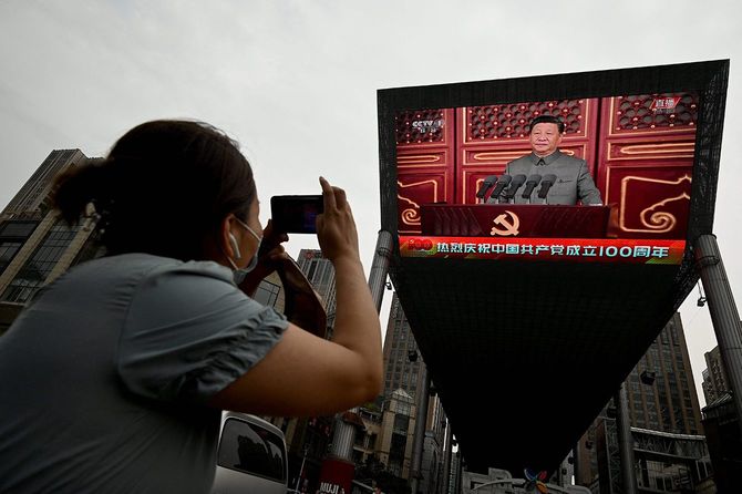 天安門広場で行われた中国共産党創立100年記念式典で演説する習近平国家主席＝2021年7月1日、中国・北京