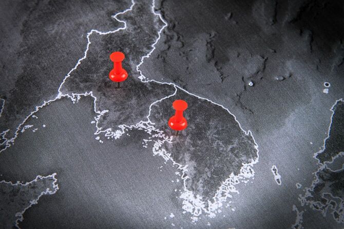 北朝鮮と韓国の位置に刺されたピン