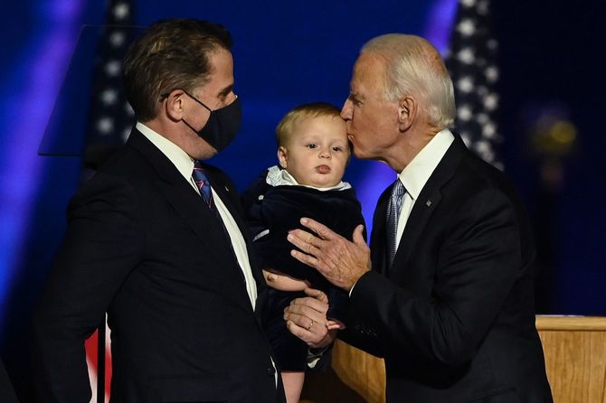 2020年11月7日、デラウェア州ウィルミントンで、息子のハンター・バイデン氏に抱かれた孫にキスをする米次期大統領ジョー・バイデン氏。