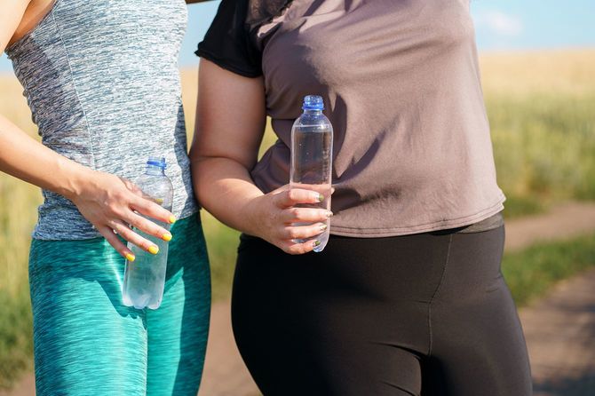 ジョギングの後に水を飲む女性