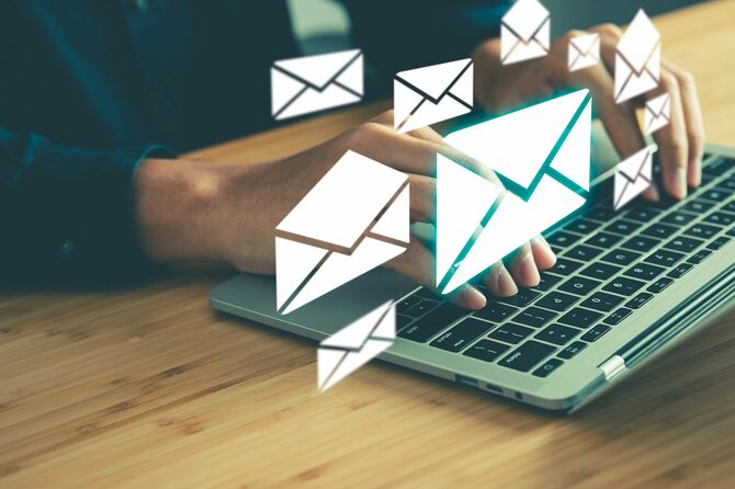 メールを打つビジネスマン