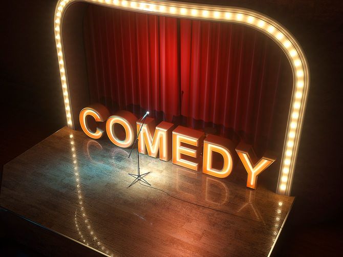 マイクを使って暗い空のステージ。