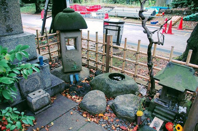 都立青山霊園にあるハチの墓（右）と上野博士の墓（左）