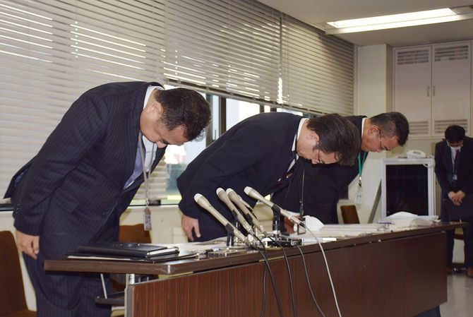 2019年に熊本市立中1年の男子生徒が自殺した問題で、謝罪する同市の遠藤洋路教育長(左端)ら=2022年12月2日午後、熊本市役所