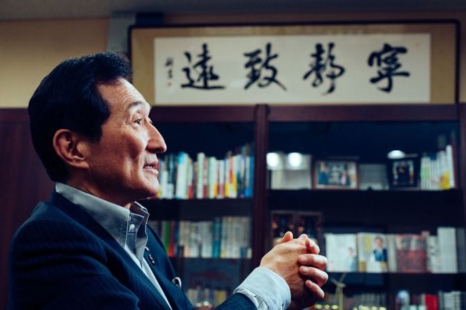学生の頃から三国志を愛読。額は諸葛孔明が子に送った「戒子書」にある言葉「非寧静無以致遠」（静謐ならざれば以て遠きを致すなし）。ビジネスの上で歴史から学ぶことは多くあるという