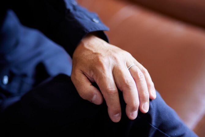 結婚指輪をはめた高齢男性の手