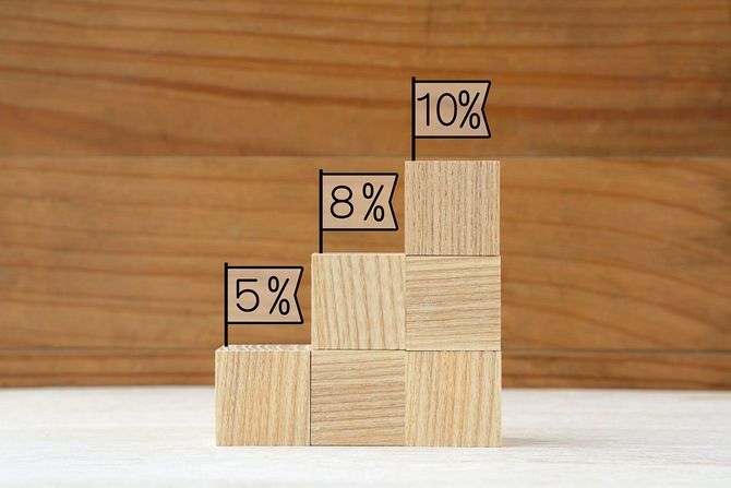 5%、8%、10%と書かれた旗が付いている、階段状に並べた積み木