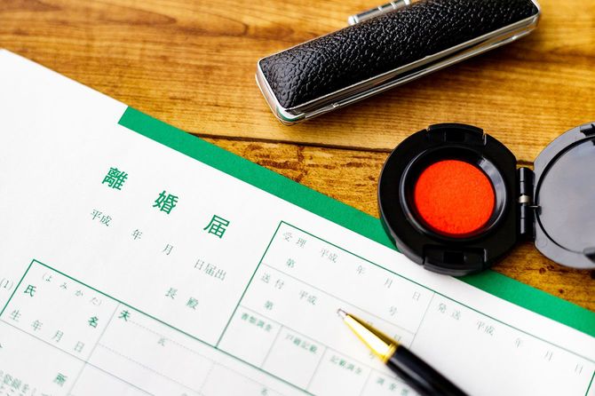 離婚届と印鑑ケースと朱肉