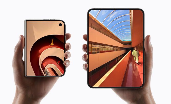 iPhone DUOを閉じた状態と広げた状態