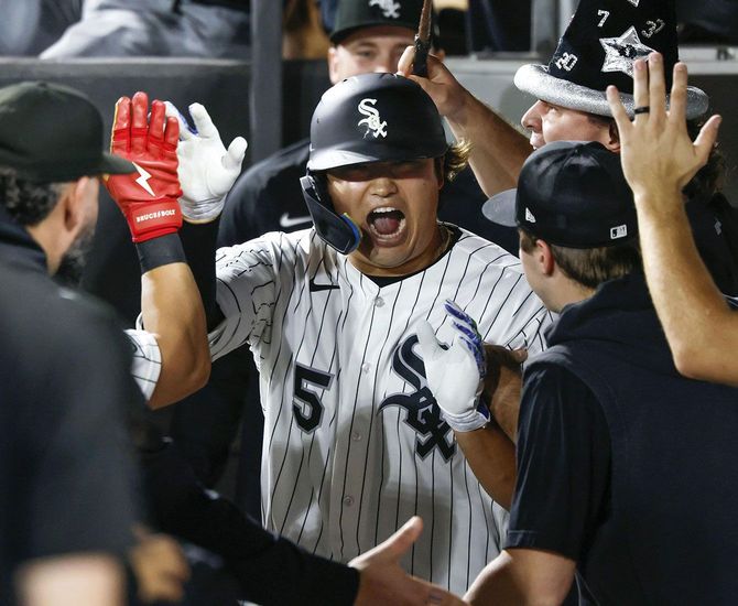 ヤンキース戦の8回、23号ソロを放ちベンチで迎えられるホワイトソックス・村上=2026年7月29日、シカゴ