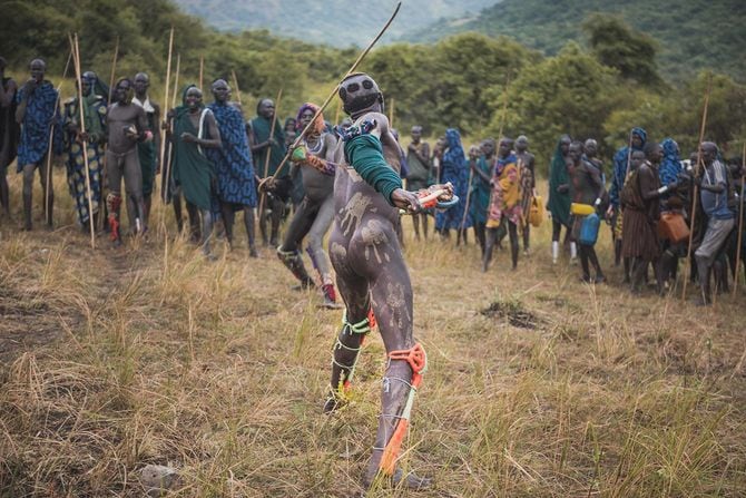 男性同士が命がけで闘う（※写真はイメージです）