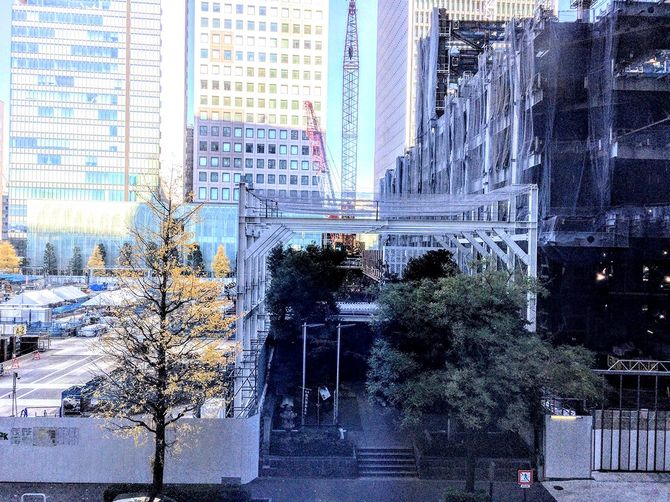 将門塚の境内と向かい側のビルから（2018年）