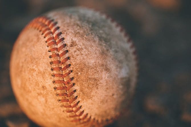 野球ボールに夕陽があたる