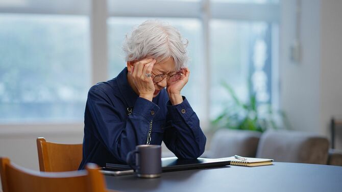 ストレスを感じている年配の女性