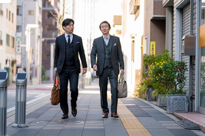 野外を歩いている 2 人の成熟したビジネスマン