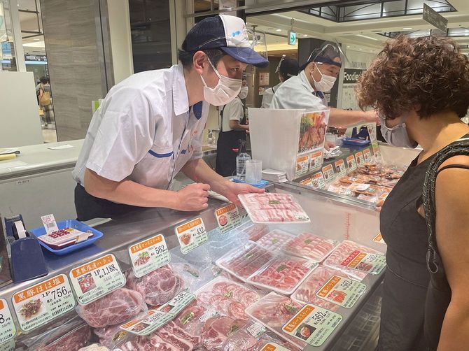 百貨店の催事会場で売り場を切り盛りする太田德尚社長