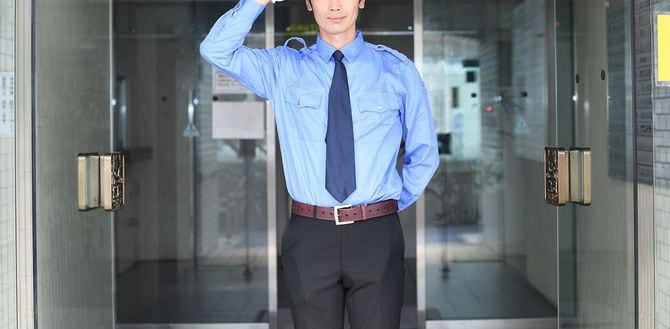 建物の入り口の前で敬礼する帽子と制服を着たアジア人男性のパトロール警備員