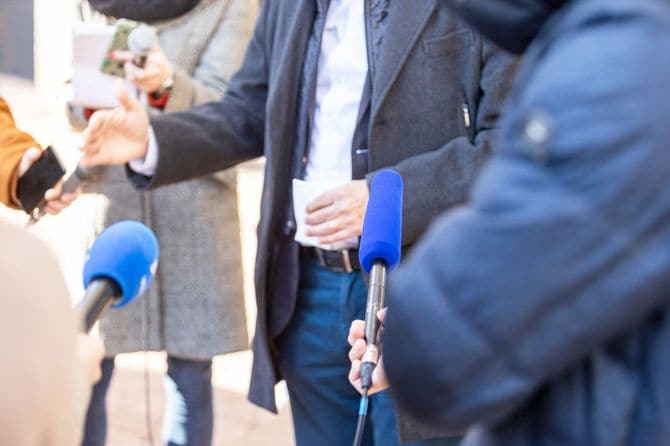 ニュースリポーターがマイクを向ける