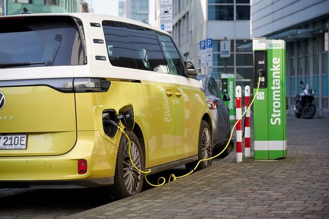 黄色い電気自動車　フォルクスワーゲンの充電