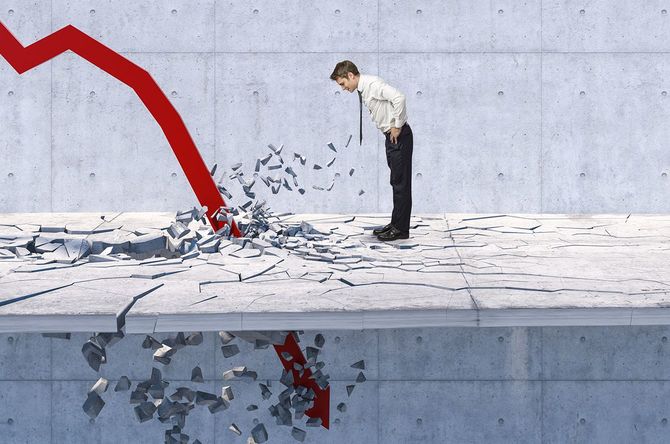 景気の下落で矢印が地面に突き刺さる