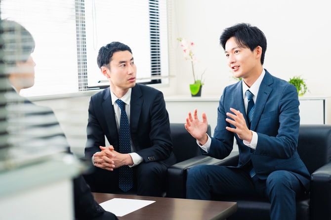 商談を行うビジネスマン