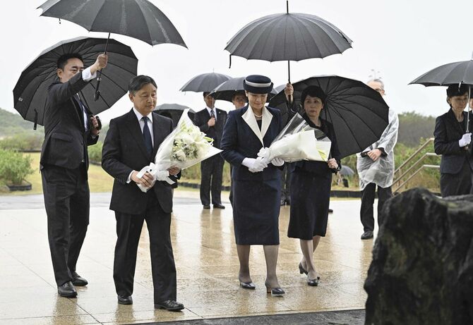 天山慰霊碑の両陛下　両陛下、硫黄島戦没者追悼