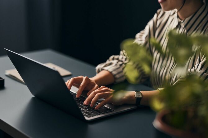 オフィスでパソコンを使って作業をするビジネスマン