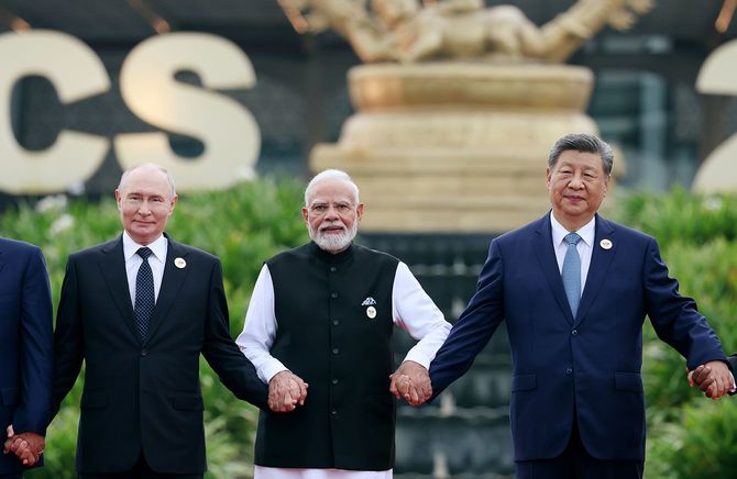 インド・ニューデリーで開催されたBRICS首脳会議にて、記念植樹式を前に並ぶ（左から）ロシアのプーチン大統領、インドのモディ首相、中国の習近平国家主席＝2026年9月12日