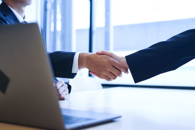 握手をするビジネスマン