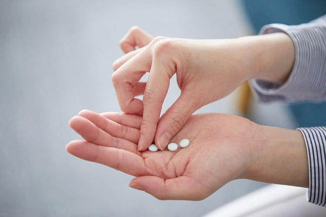 薬を持つ女性の手