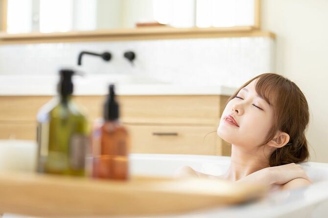 湯船にゆっくり浸かる女性