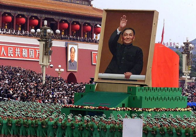 北京で行われた国慶節のパレードで、天安門前を行進する故鄧小平氏の肖像画=1999年10月1日、中国・北京