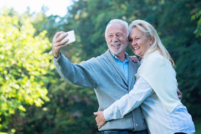 屋外自然の笑顔幸せな先輩カップル