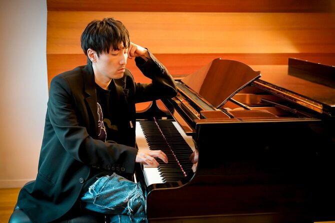 『進撃の巨人』の劇伴を手掛けた作曲家