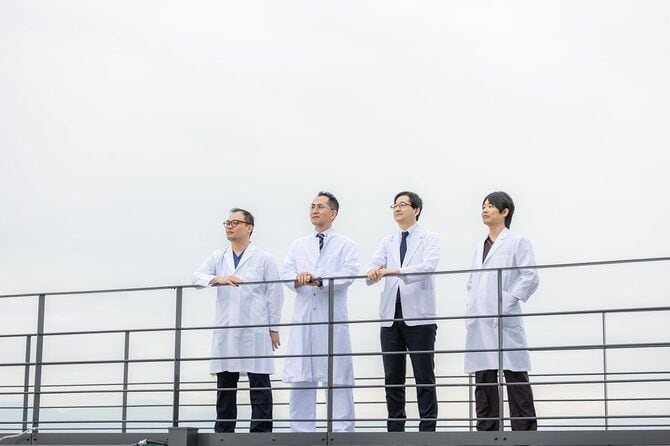 大阪けいさつ病院 放射線技術科係長 紀 裕介さん、（以下同病院）心臓血管外科部長 秦 雅寿さん、循環器内科部長 飯田 修さん、臨床工学科課長補佐 倉田直哉さん