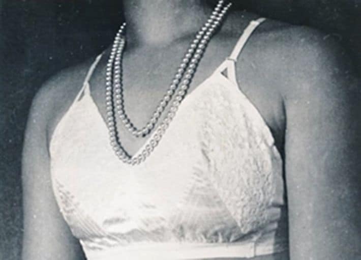 ワコールの初期のブラジャー［昭和26年（1951）頃］（出典＝『<a href="https://www.amazon.co.jp/exec/obidos/ASIN/4833425025/presidentjp-22" target="_blank">ブラジャーで天下をとった男 ワコール創業者 塚本幸一</a>』）