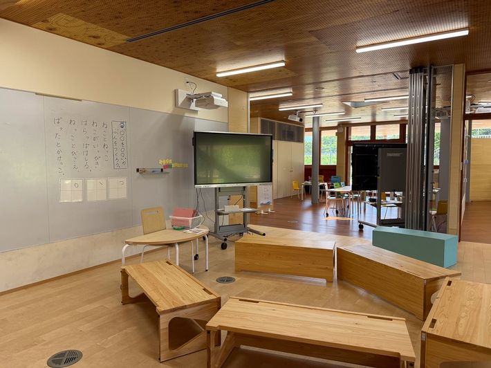 机や椅子、壁の区切り方などさまざまなタイプの教室がある