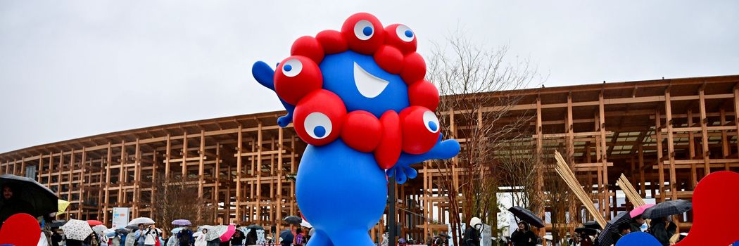 アシックスCEOが明かした大阪万博で覆面ボランティアした5日間｢ベビーカーの貸し出しがダントツで大変でした｣