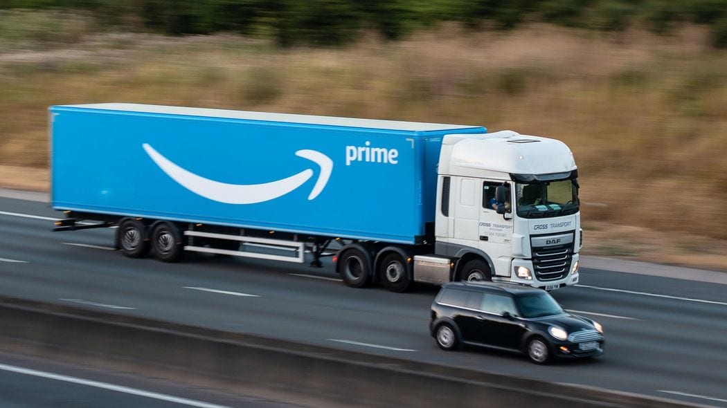 アマゾンが異常なほど｢最短お届け｣にこだわるワケ…爆発的成長企業に共通する｢たった1つのこと｣ 倉庫､トラック､配送ロボまで自社所有する